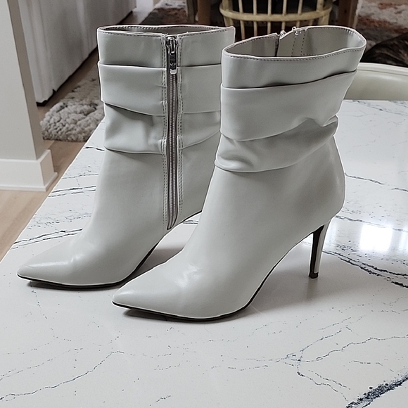 Elegant White Ankle Boots, Size 9 - Picture 3 of 7
